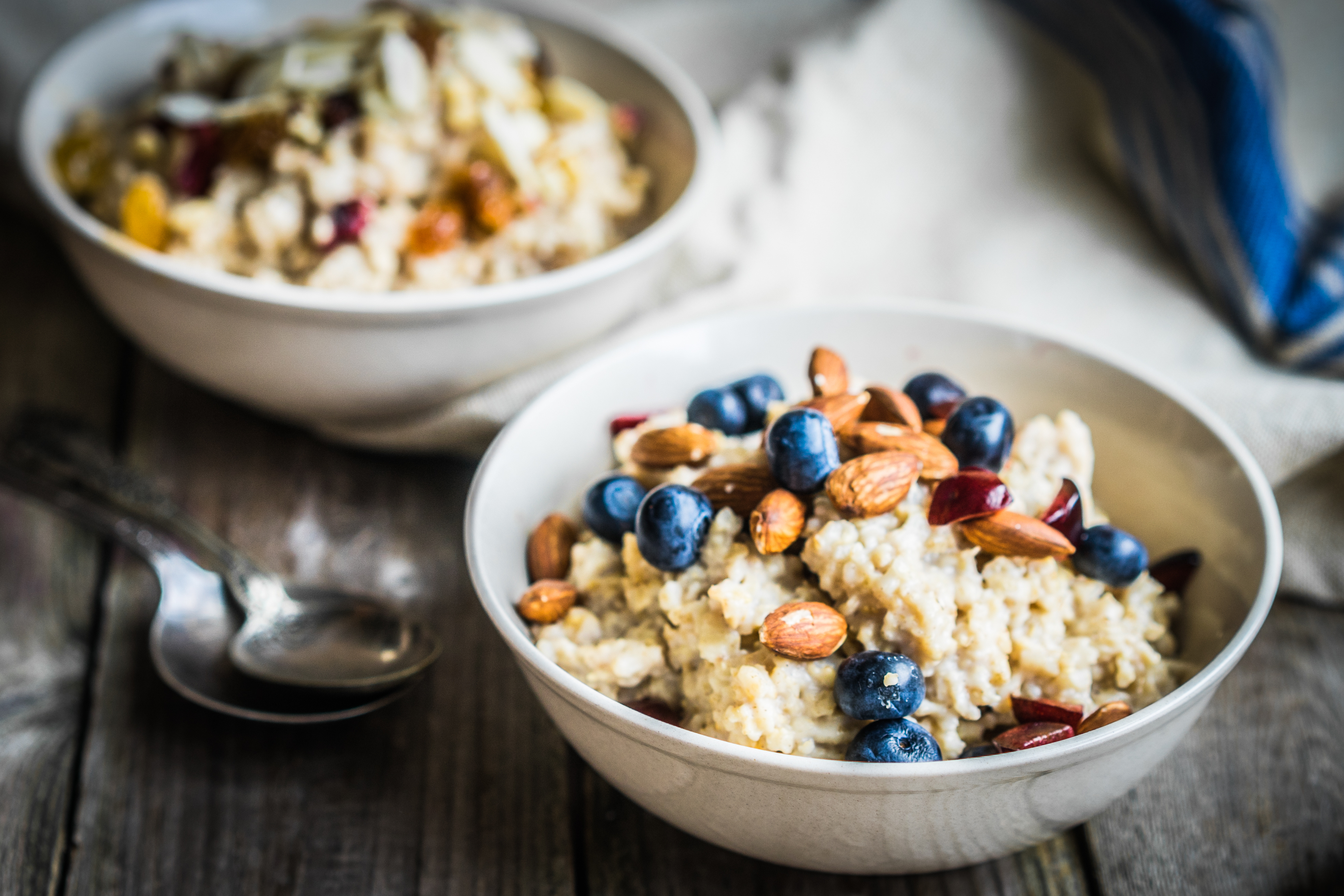 Oatmeal with berries and nuts