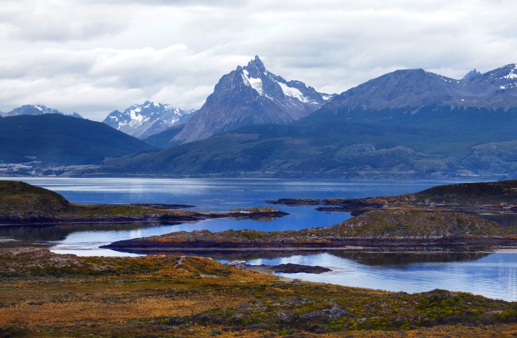 A body of water with a mountain in the background

Description automatically generated