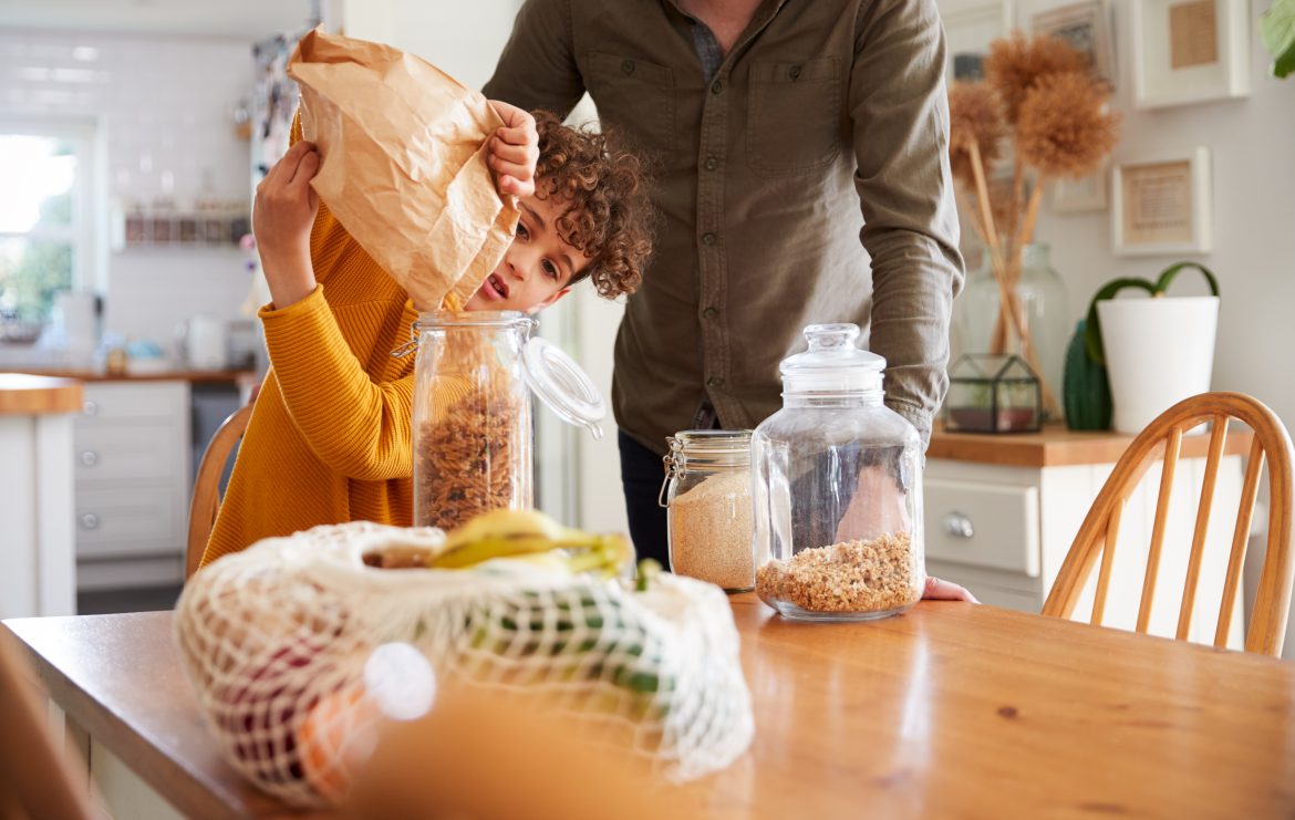 Is it possible to grocery shop waste-free? While 100% waste-free takes a little practice and forethought, there are some ways you can start minimizing your waste each time you go to the grocery store!